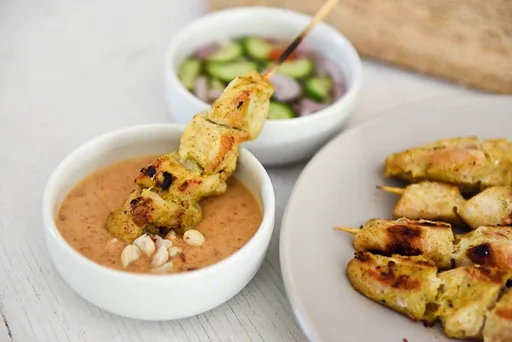 Brochetas de pollo satay al estilo tailandés