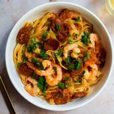 Tallarines con langostinos y chorizo