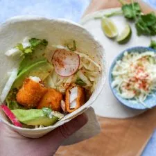 Wraps de tacos de varitas de pescado con ensalada de col a la lima
