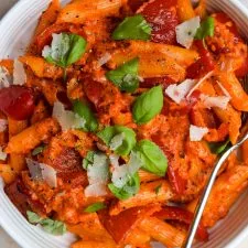 Pasta cremosa con pimientos rojos asados