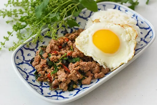 Salteado de cerdo con albahaca sagrada | Pad Krapow Moo
