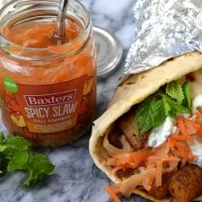 Wraps indios especiados de patata con raita fácil y ensalada picante