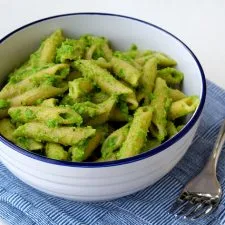 Pesto verde de guisantes con penne integral