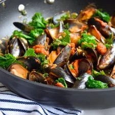 Mussels with Sundried Tomato Pesto & Kale
