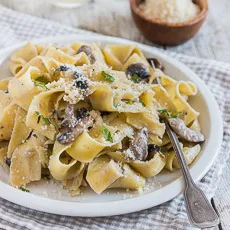 Pasta Alfredo con champiñones