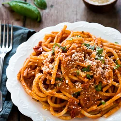 Pasta con salsa cremosa de tomate