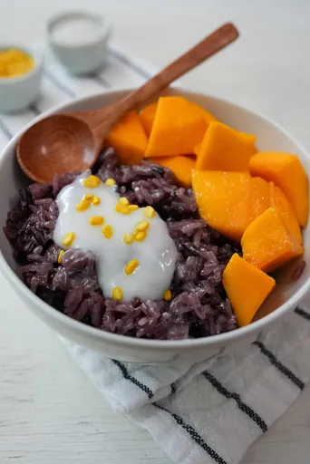 Arroz negro glutinoso con mango