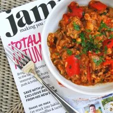 Jambalaya de salchichas y langostinos de aprovechamiento en una sola olla
