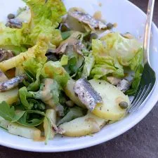 Ensalada de patatas, anchoas y alcaparras con vinagreta francesa