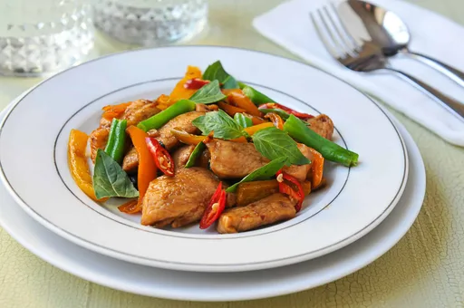 Pollo al albahaca tailandés | Pad Horapa Gai
