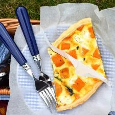 Quiche de boniato, cebolla roja, espinacas y feta