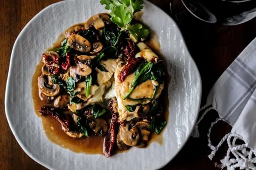 Pollo Marsala relleno con cebollas caramelizadas y queso
