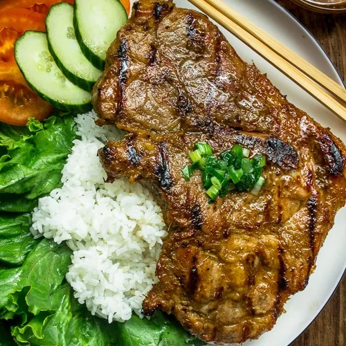 Chuletas de cerdo vietnamitas a la parrilla con hierba luisa