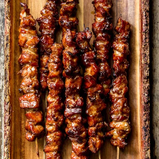Brochetas de pollo tailandesas al coco a la parrilla