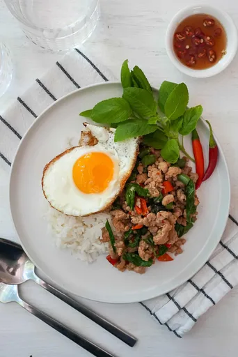 Salteado de albahaca sagrada con pollo (Pad Kra Pao Gai)