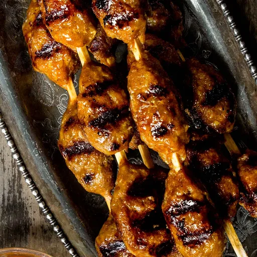 Salchichas de cerdo vietnamitas a la parrilla (Nem Nuong)