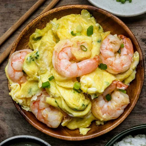 Huevos revueltos con gambas al estilo chino