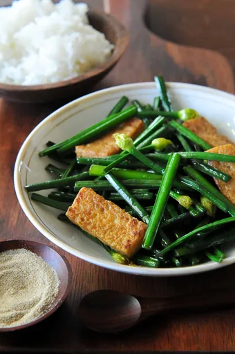 Garlic Chives with Tofu