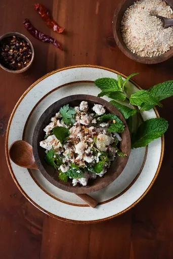 Ensalada Tailandesa de Pollo (Larb Gai)