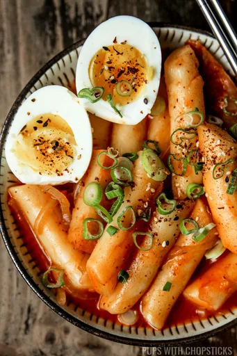 Tteokbokki (Spicy Korean Rice Cakes)