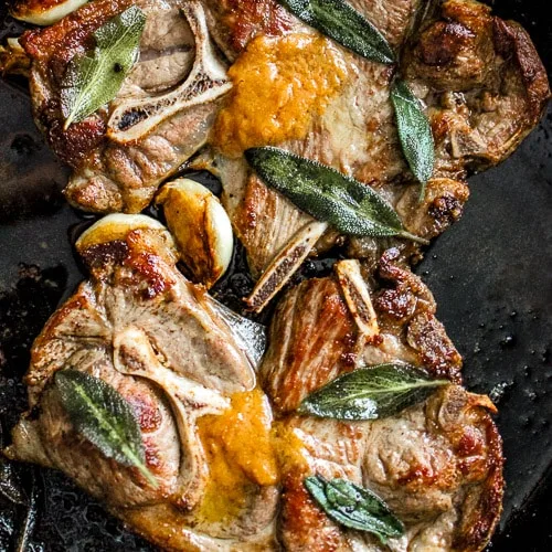 Chuletas de paletilla de cordero a la sartén con mantequilla de miso