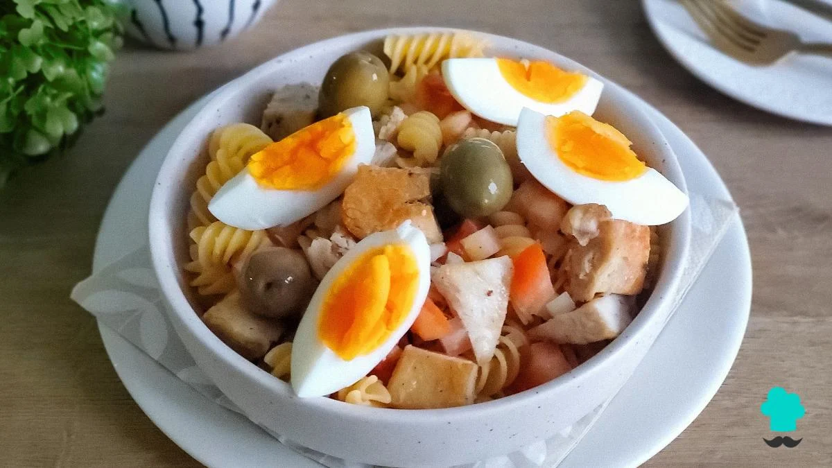 Receta de Ensalada de pasta con pollo y huevo: un plato fácil y perfecto para los días de calor