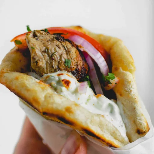 Wraps de pita con souvlaki de cerdo (con tzatziki)