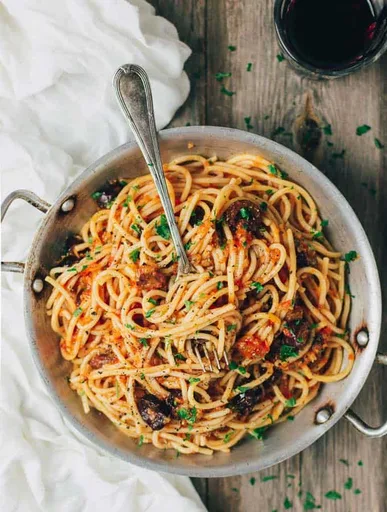 Spaghetti With Olives + Fresh Tomato Sauce