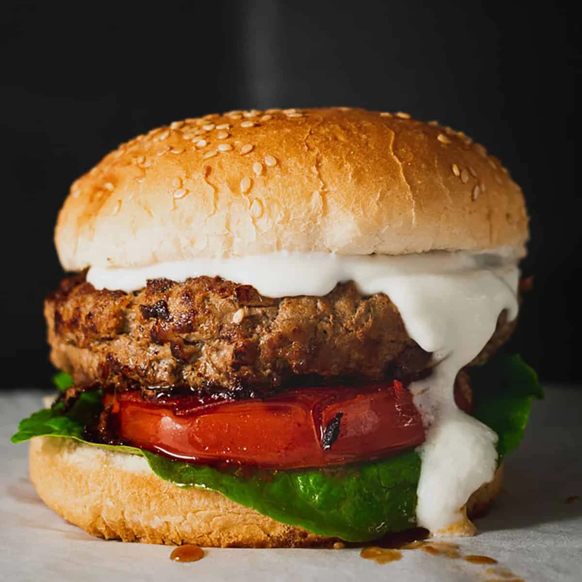 Der saftigste griechische Rindfleischburger mit würziger Feta-Sauce