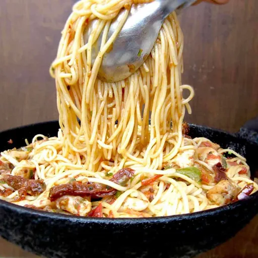 Pasta con pollo y tomates secos (también conocido como el plato de espaguetis favorito de Jim y Sally)
