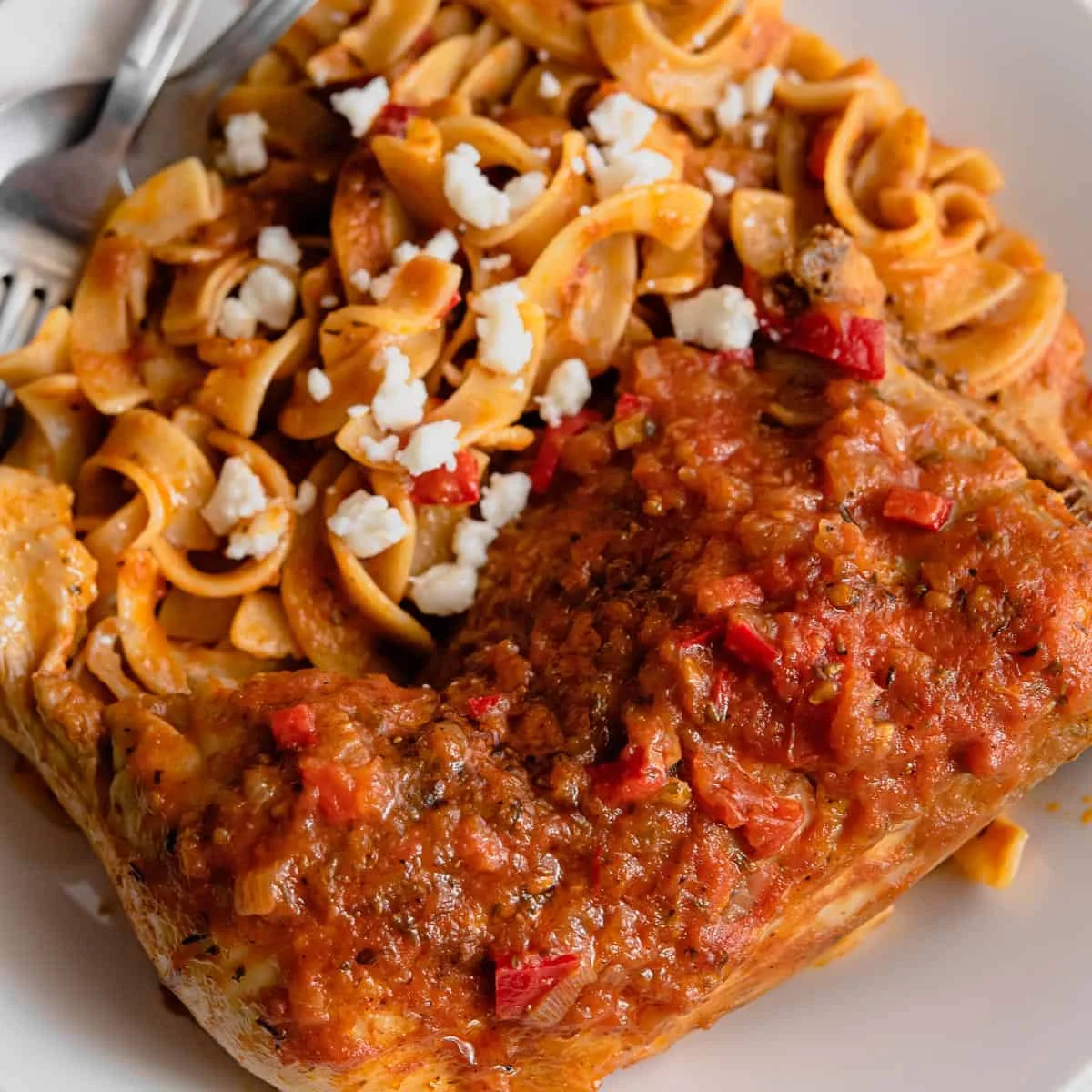 Pollo al sugo di pomodoro con pasta (hilopites)