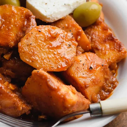 Patatas en salsa de tomate (Patates Yahni)