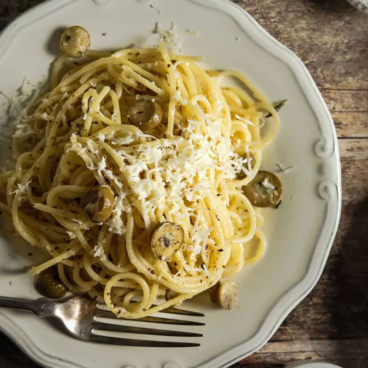 Spaghetti With Olive Oil, Garlic, And Olives