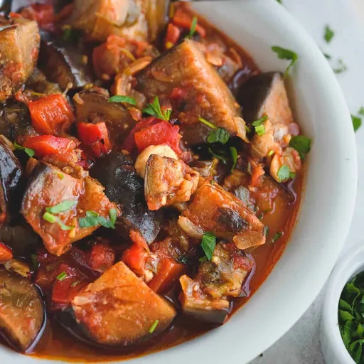 Berenjenas guisadas en salsa de tomate