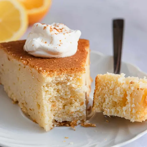 Yiaourtopita: pastel griego de yogur con almíbar