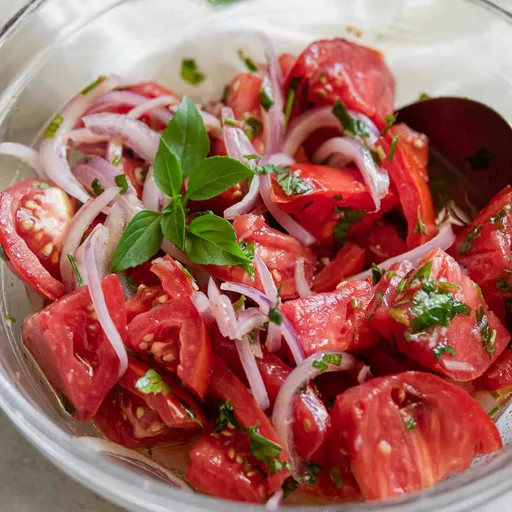 Ensalada de tomate marinada con hierbas