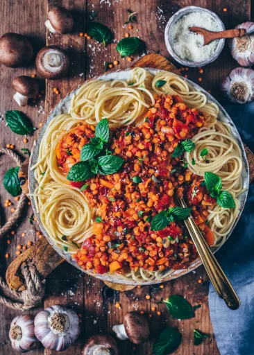 Boloñesa de lentejas con espaguetis (vegana y fácil)