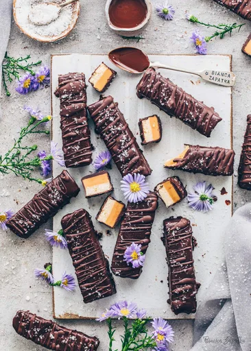 Vegane Twix Schokoriegel mit Keks und Karamell