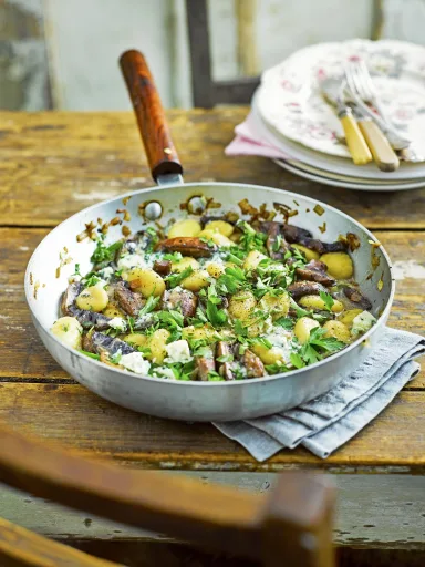 Ñoquis salteados con setas y queso azul
