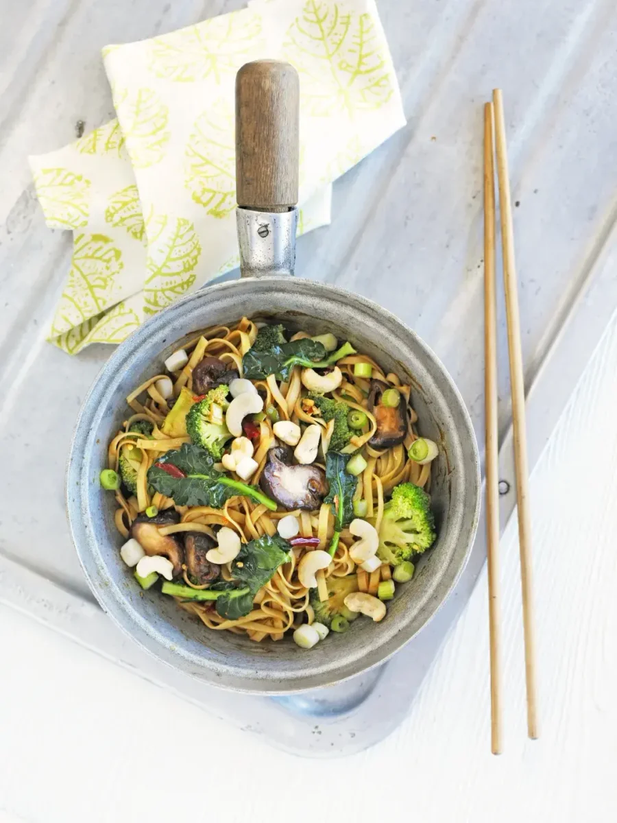 Würzige Nudeln mit Shiitake-Pilzen und Brokkoli