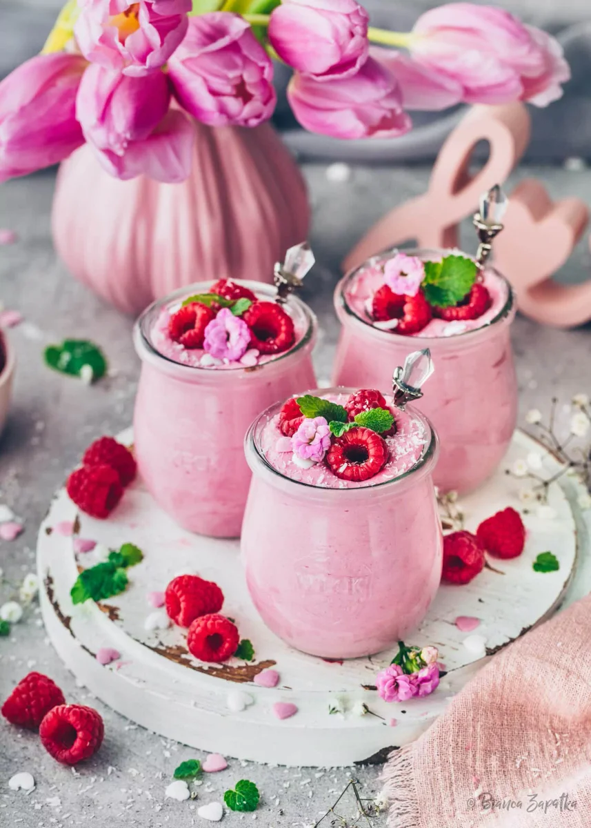 Raspberry cream dessert in a glass (quick and easy)
