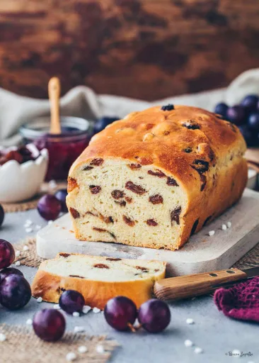 Bake your own raisin bread (vegan raisin loaf)
