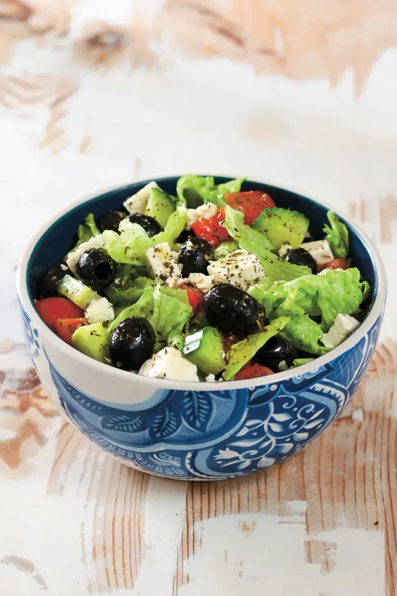 Řecký salát s ledovým salátem