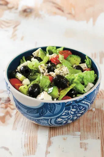Ensalada griega con lechuga iceberg