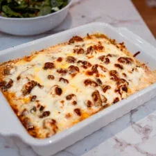Krämig Kycklinggratäng med Soltorkade Tomater och Champinjoner