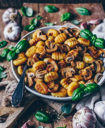 Ñoquis crujientes con champiñones al ajillo (veganos)