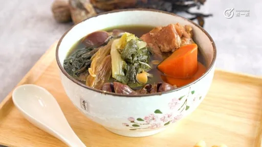 Sopa limpiadora de calor con bok choy seco y fresco, molleja de pato y huesos de cerdo