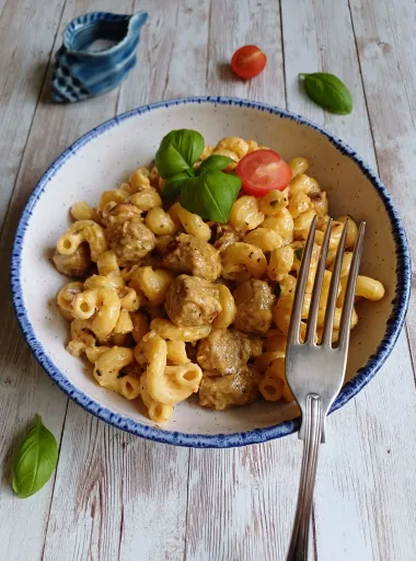 Pasta cremosa con salchicha