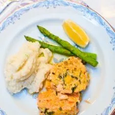 Salmón jugoso al horno con mantequilla de limón y hierbas