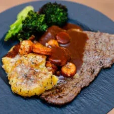 Saftig stekt lövbiff med parmesan- och timjanrostad potatis
